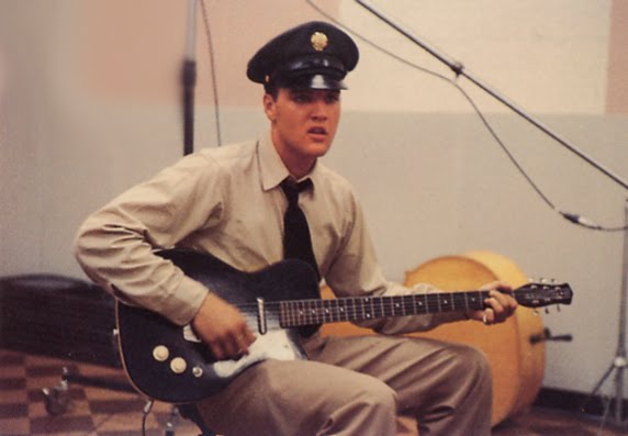 Elvis%252Bin%252BArmy%252Buniform%252Bplaying%252Ba%252BDanelectro%252BU2%252Bcirca%252B1958.jpg