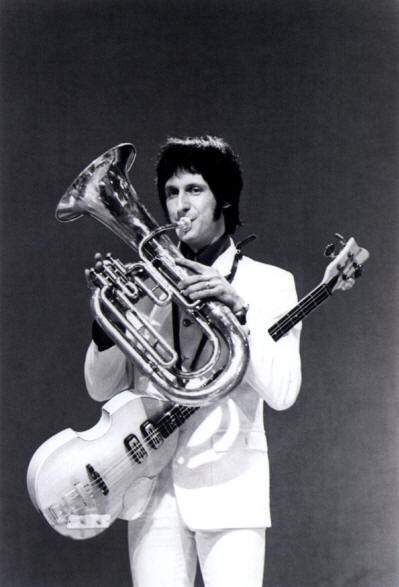Entwistle hofner.jpg