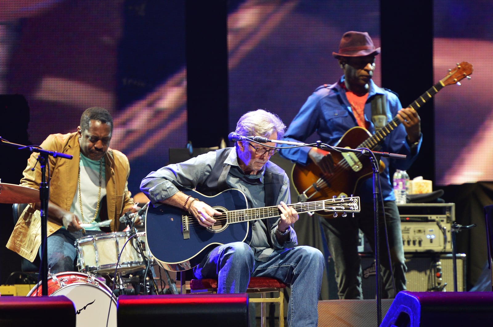 eric-clapton-acoustic-by-larry-busacca.jpg