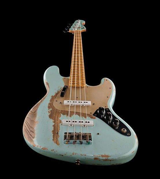 Fender 1970 Jazz.jpg
