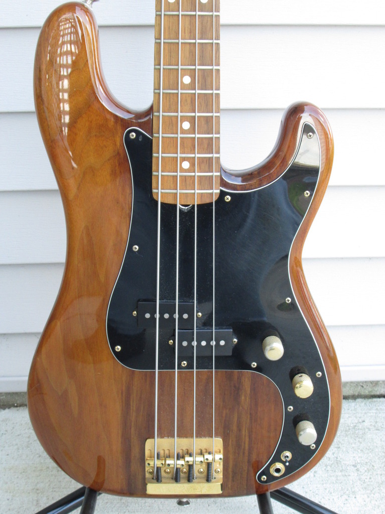 Fender%20Walnut%201.jpg