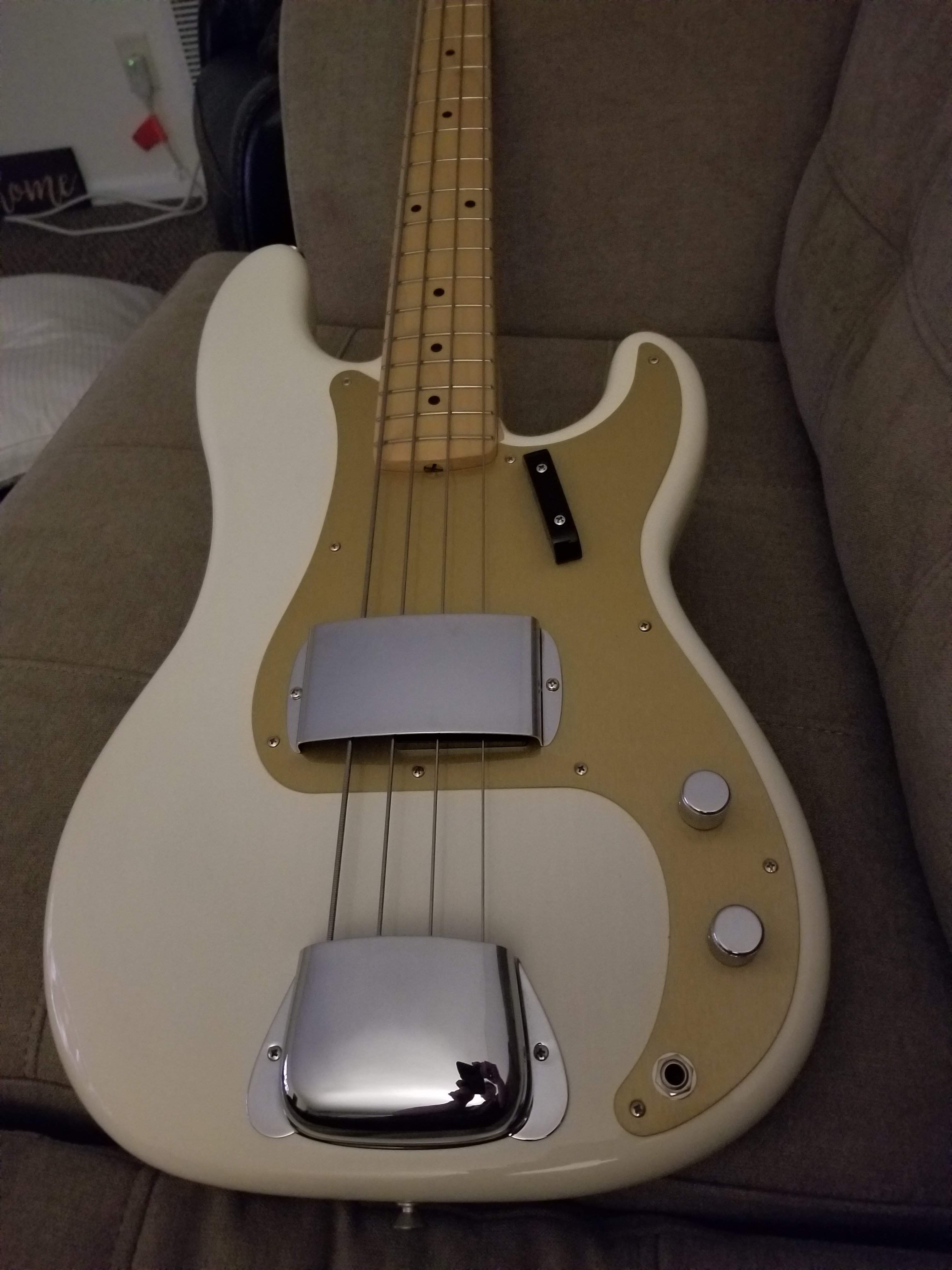 FENDER BASS.jpg