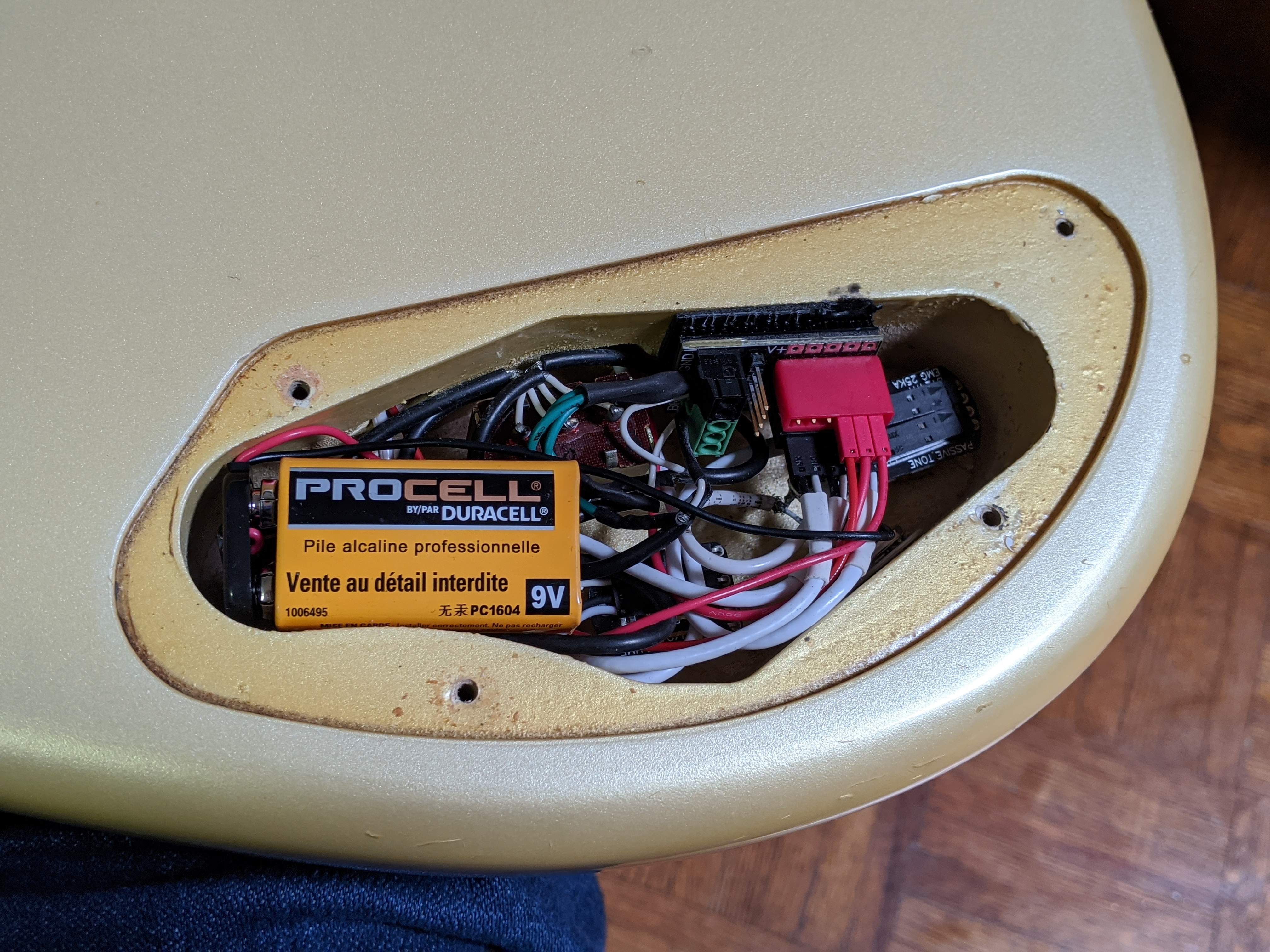 Fender Jazz Bass Special guts.jpg