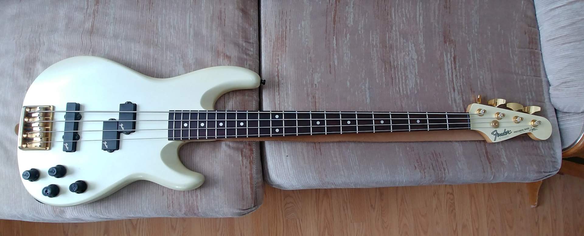 fender p-lyte.jpg