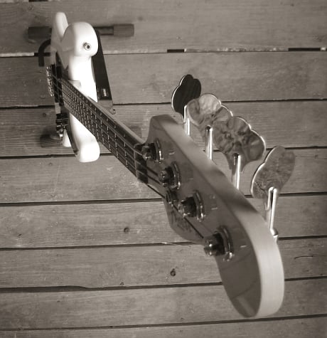 fender_headstock_bw_sm.jpg