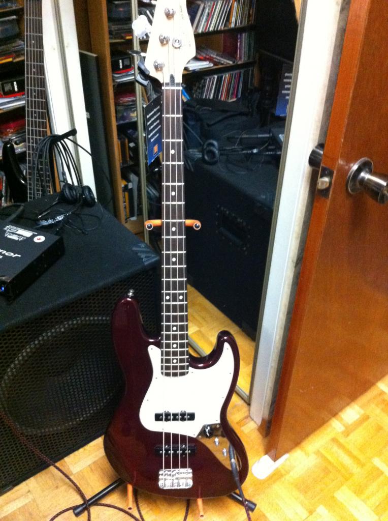 fenderjazz_zpsa7fcc923.jpg