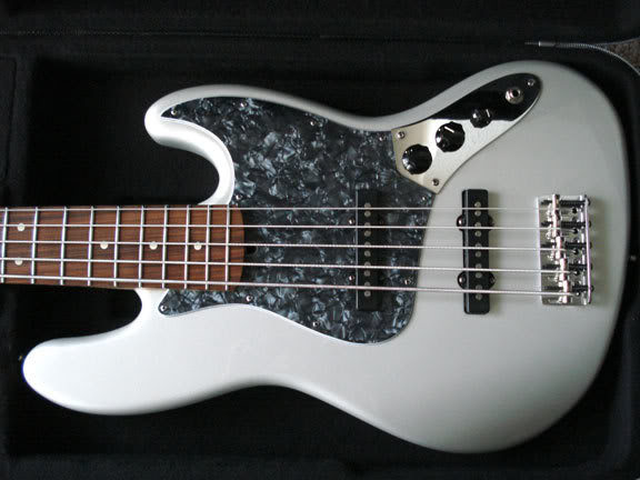 FenderJazzV_Closeup.jpg