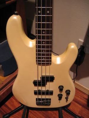FenderPowerJazz003.jpg