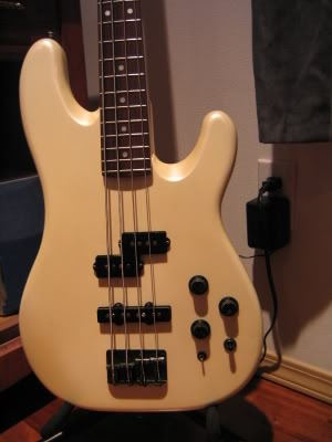 FenderPowerJazz005.jpg