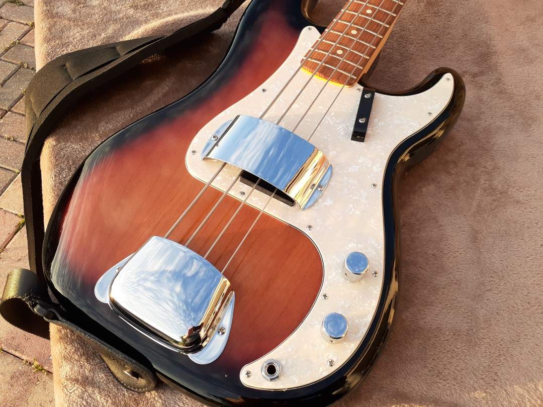 FenderPPearl.jpg