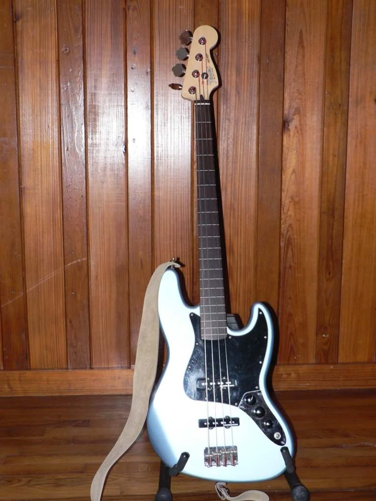 FenderStandardJazzFretless-1.jpg