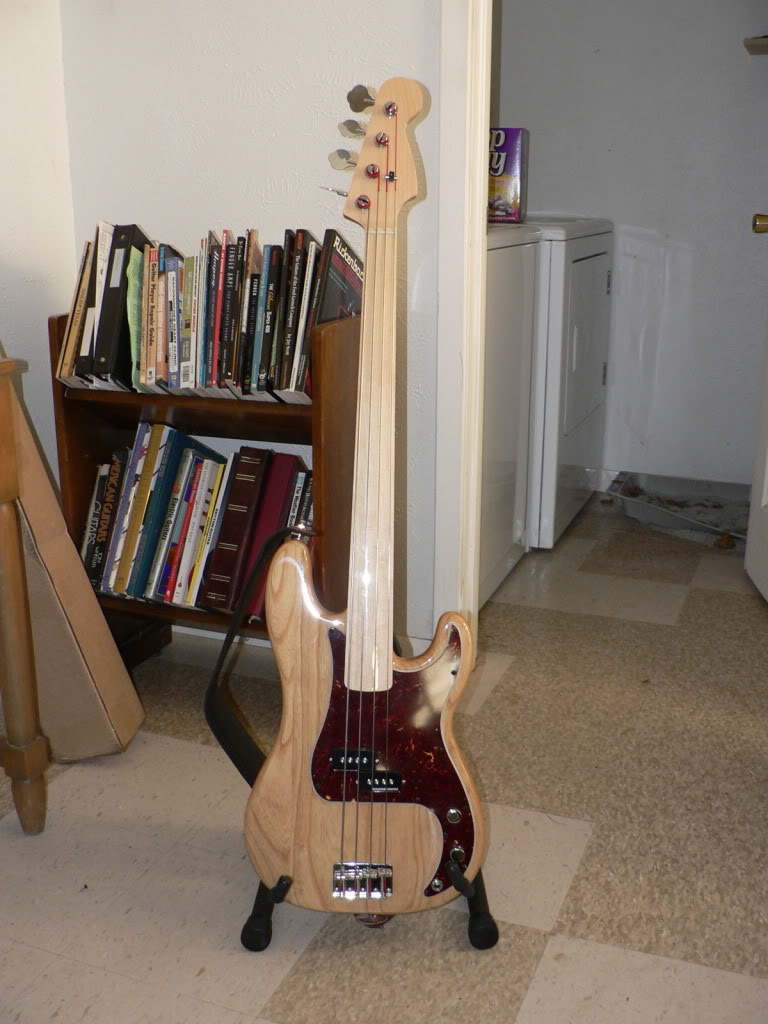 FenderStandardPrecisionFSRfretless.jpg