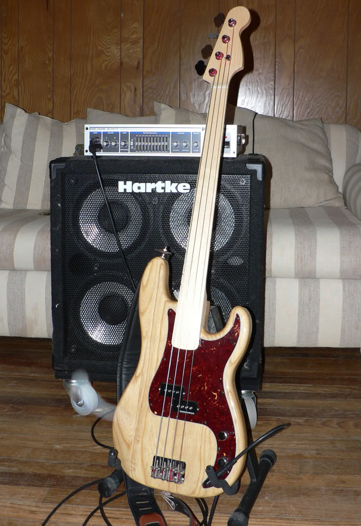 FenderStandardPrecisionwHartke.jpg