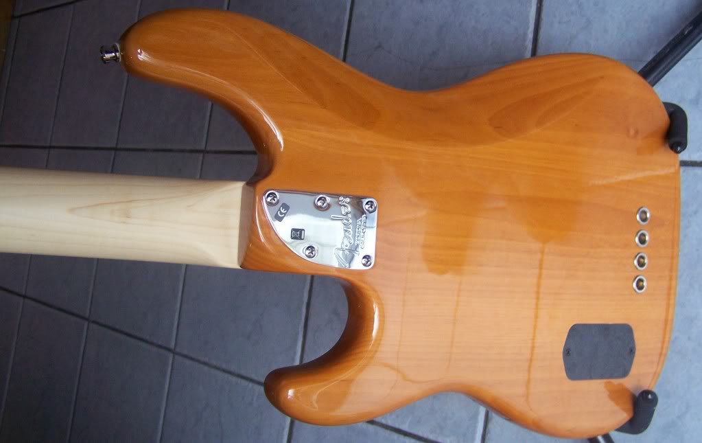 FenderUSAdeluxebassbackbody.jpg