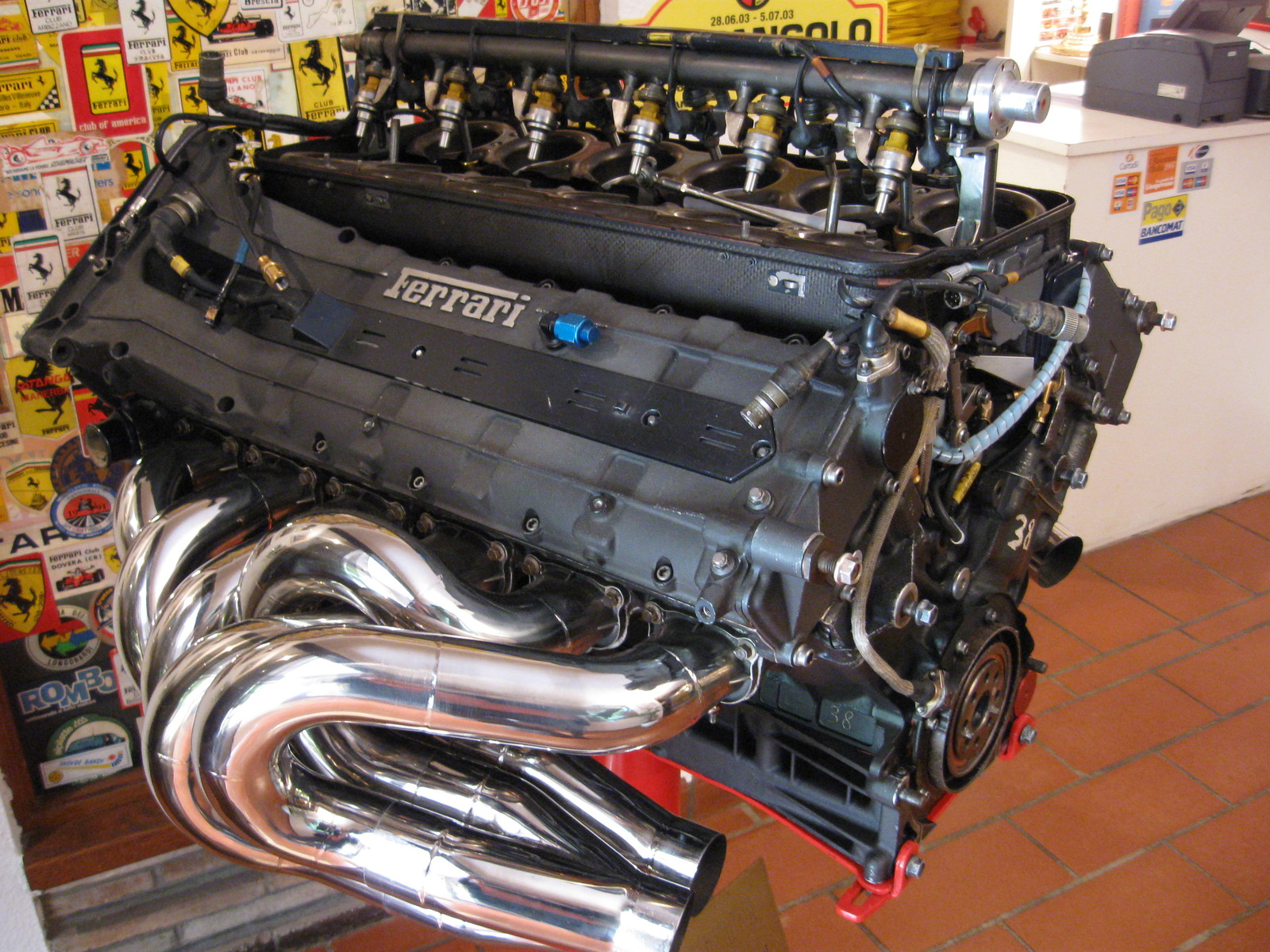 Ferrari_V12_Formula_One_racing_engine.jpg