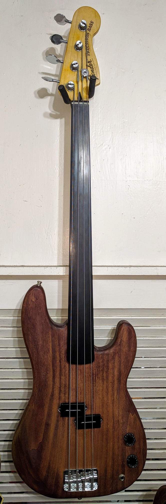 FretlessPbass.jpg