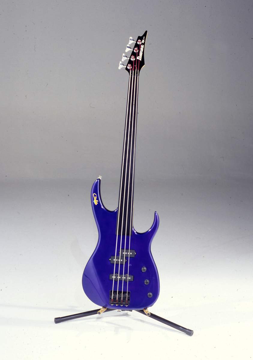 frettless Ibanez bass.jpg