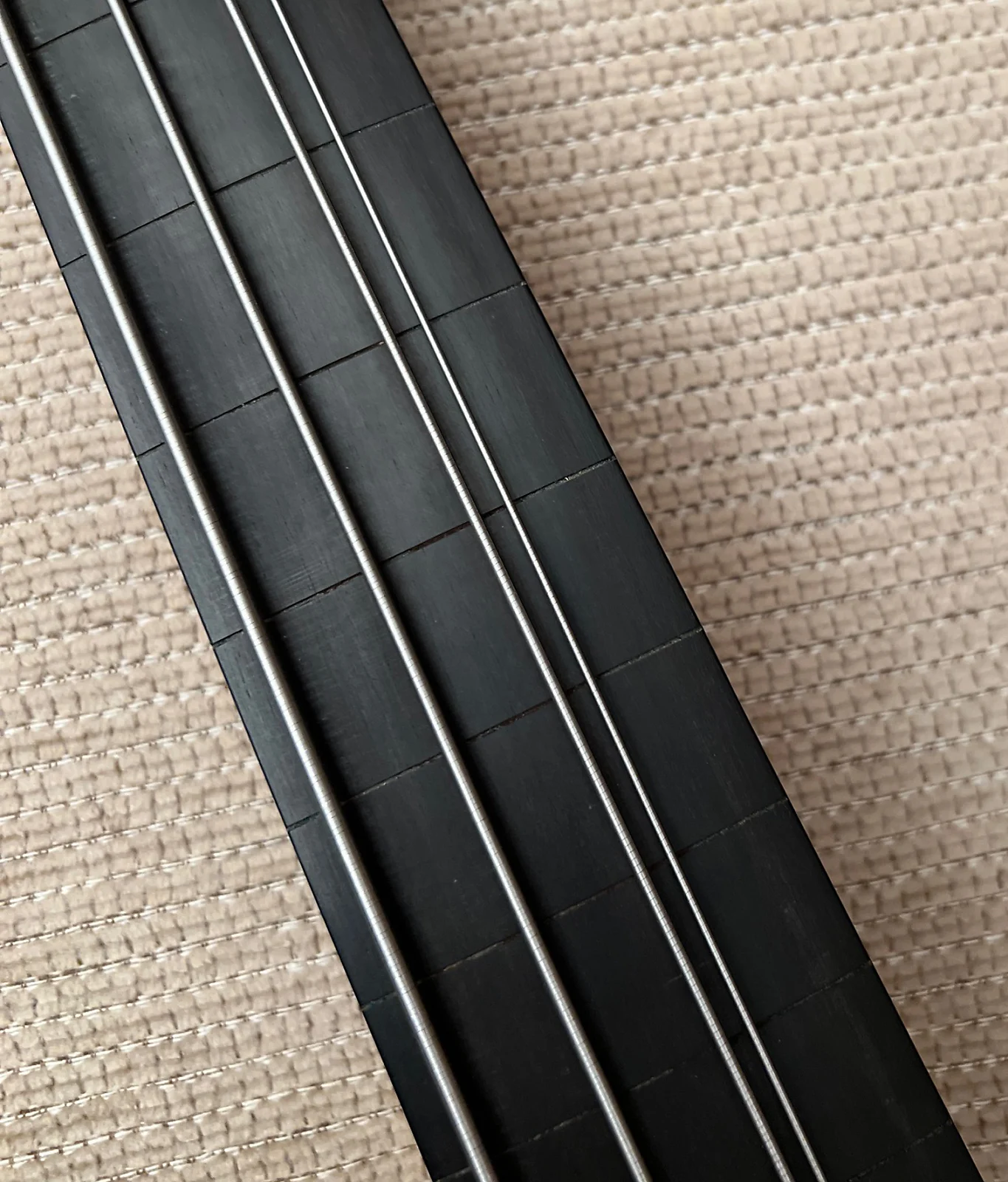 G&L fretless whisper lines.webp