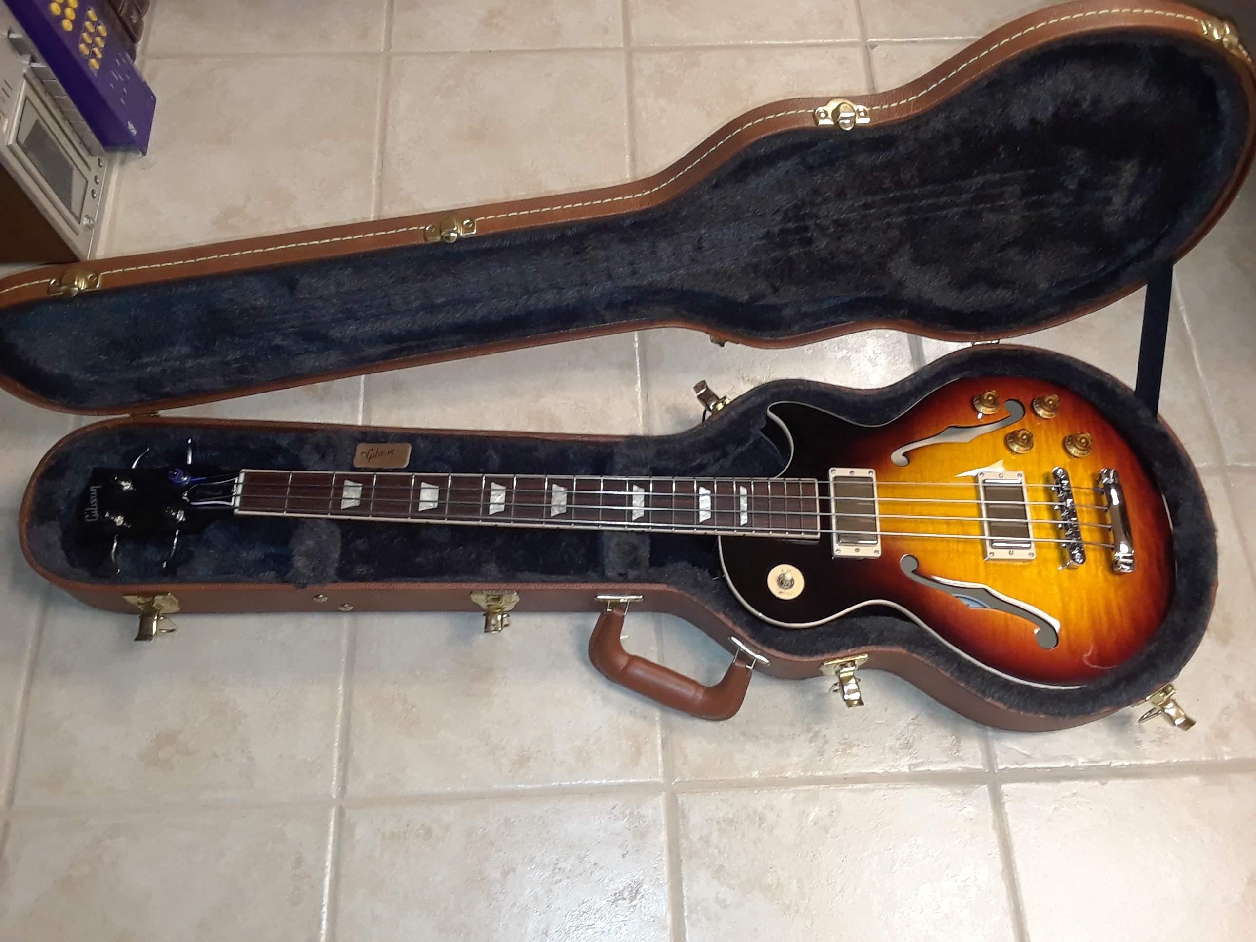 Gibson Memphis in Case.jpg
