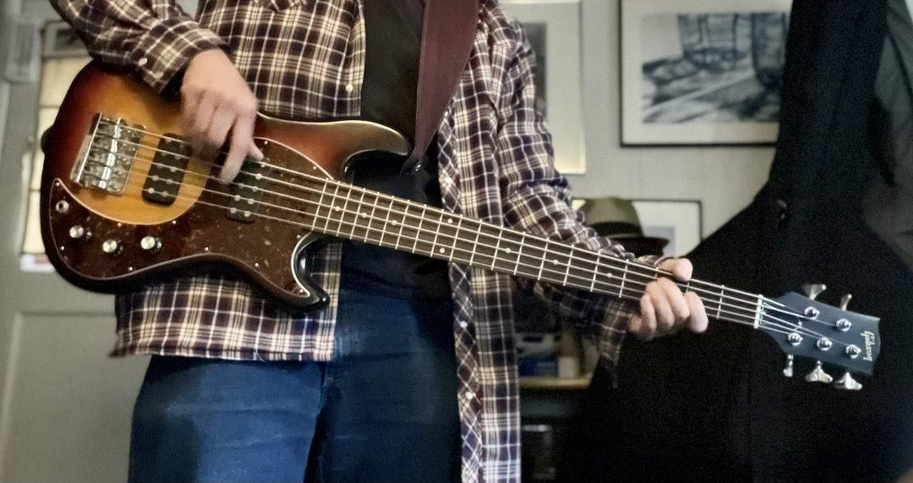 gibson-neck-dive.jpg
