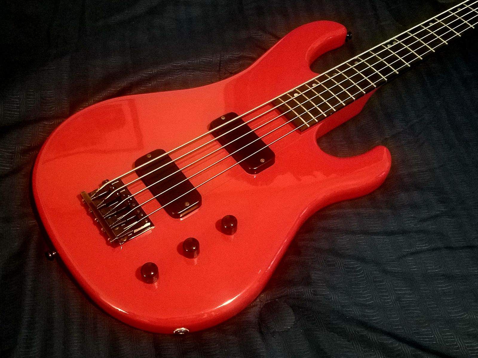 Gibson Thunder Series V (angled).jpeg