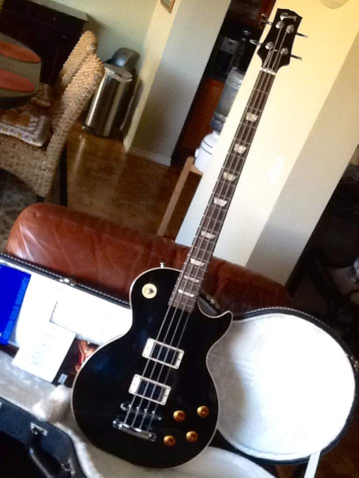 GibsonLesPaulBassBlack_16.jpeg