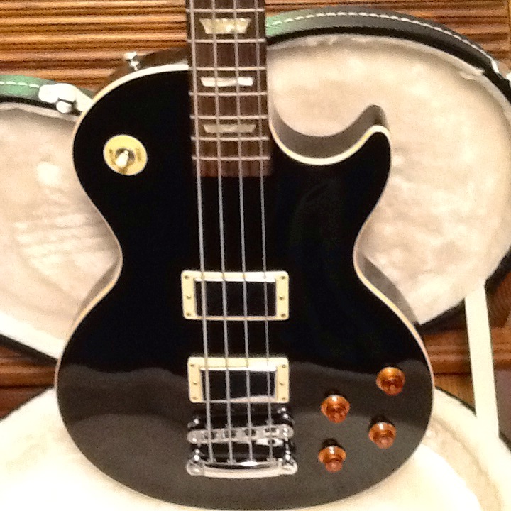 GibsonLesPaulBassBlack_9.jpeg