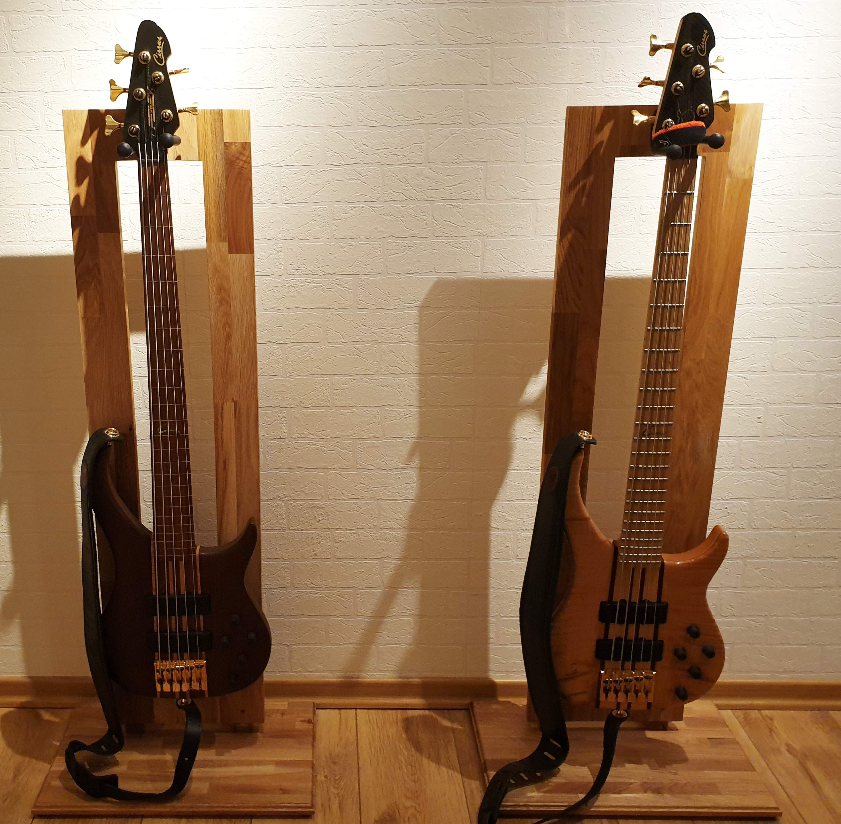 Guitarstand_oak_2_basses.jpg