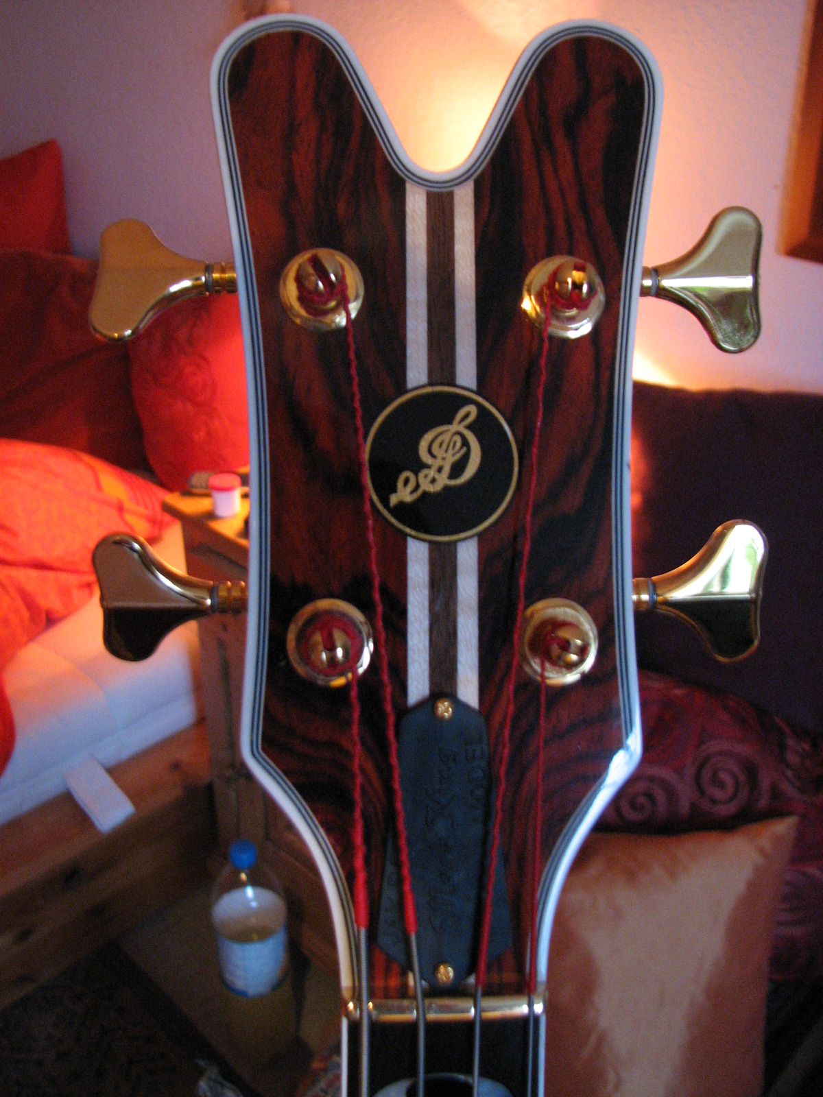 Headstock_of_a_Jaydee_Bass.jpg