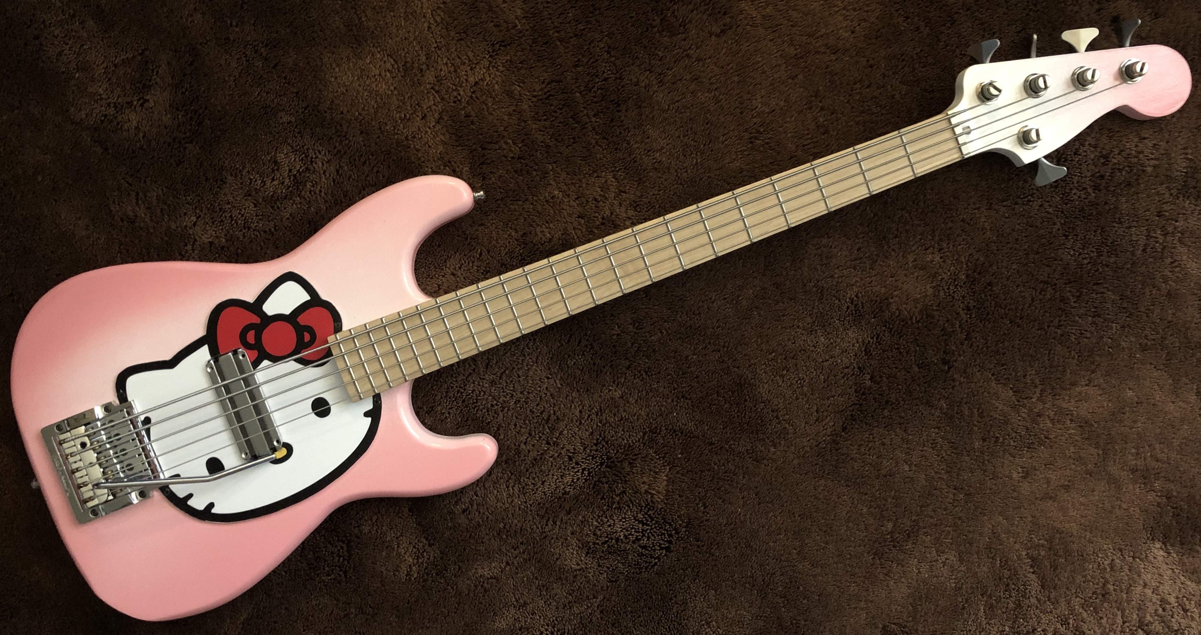 hellokittybass.jpg