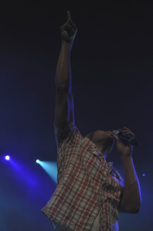 hillsongpointingup.jpg