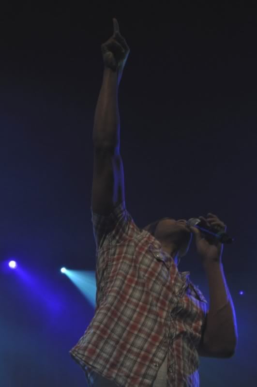 hillsongpointingup.jpg