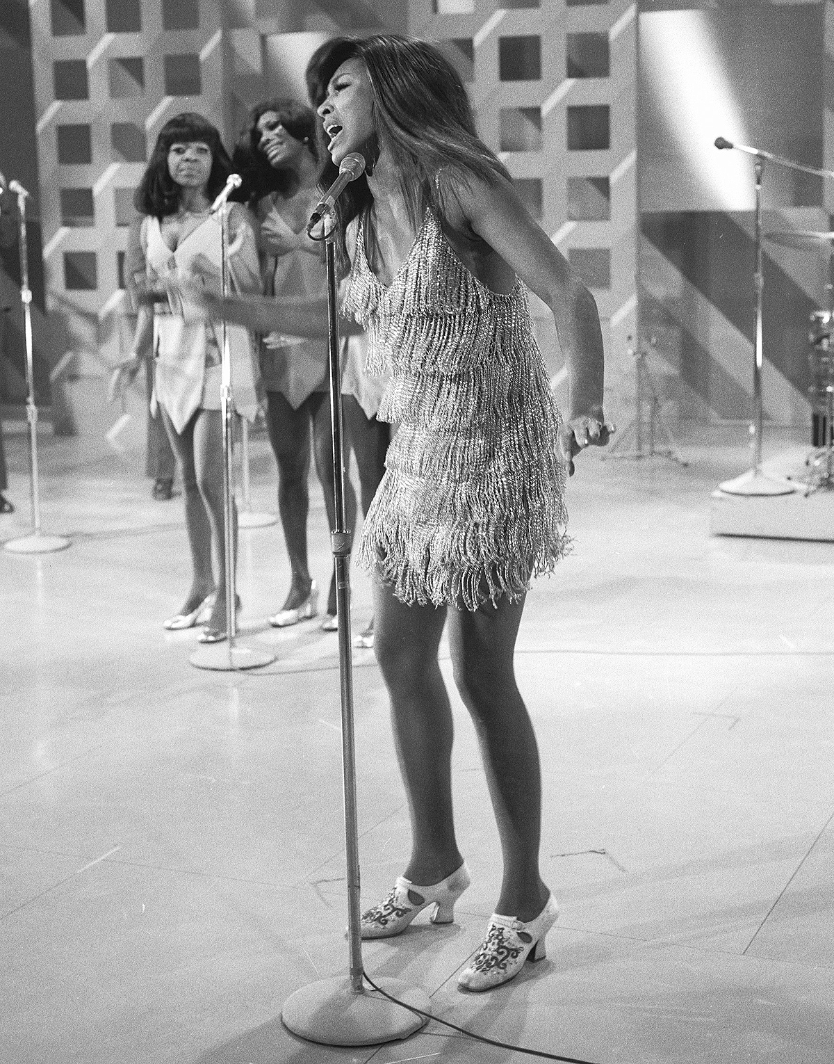 =https%3A%2F%2Fstatic.onecms.io%2Fwp-content%2Fuploads%2Fsites%2F20%2F2018%2F01%2Ftina-turner-17.jpg