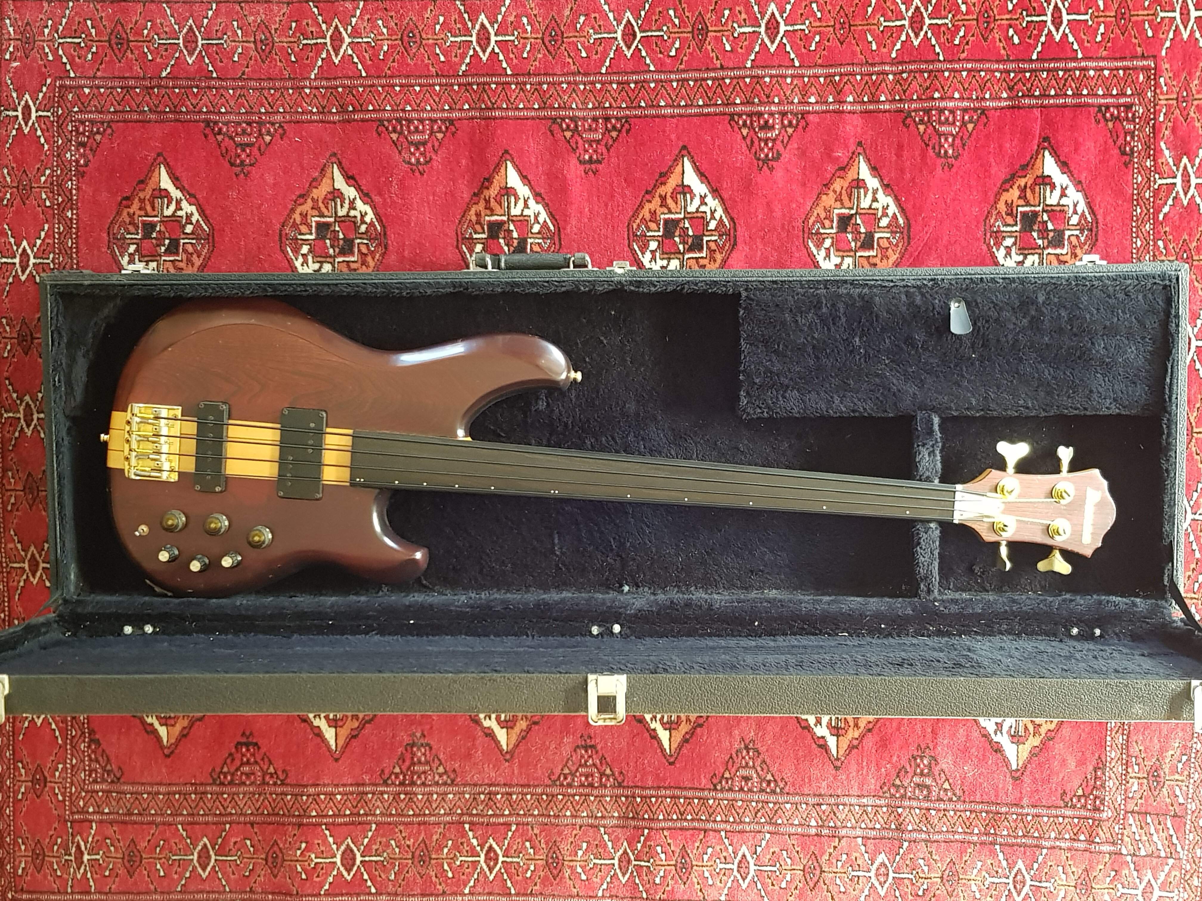 Ibanez Musician MC940 Fretless.jpg