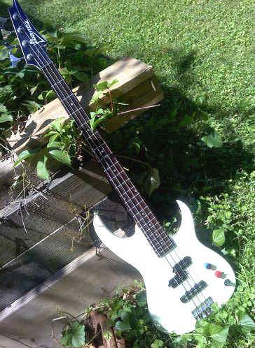 Ibanez white exb404.jpg