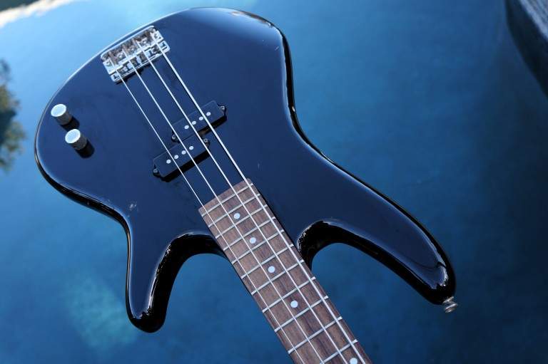 ibenez_4-string_pool.jpg