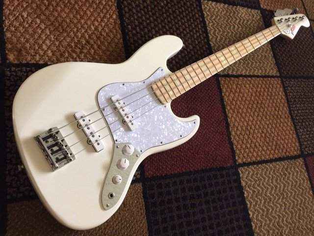 Jazz Bass 1b.jpg