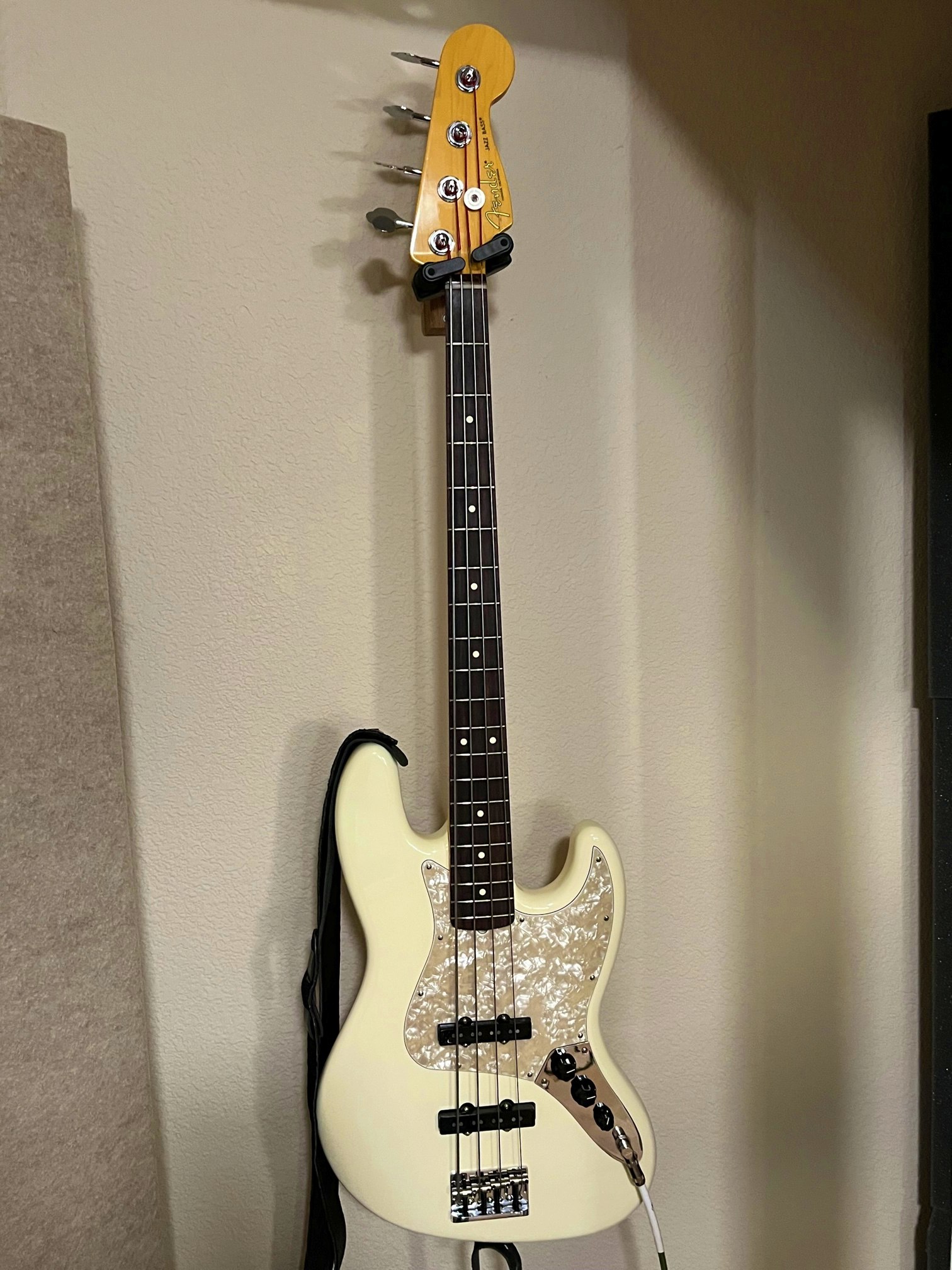 Jazz bass with aged white pickguard.jpg