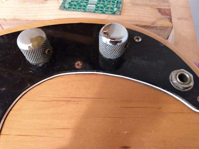 Joe 70 P-bass, mismatched knobs.jpg