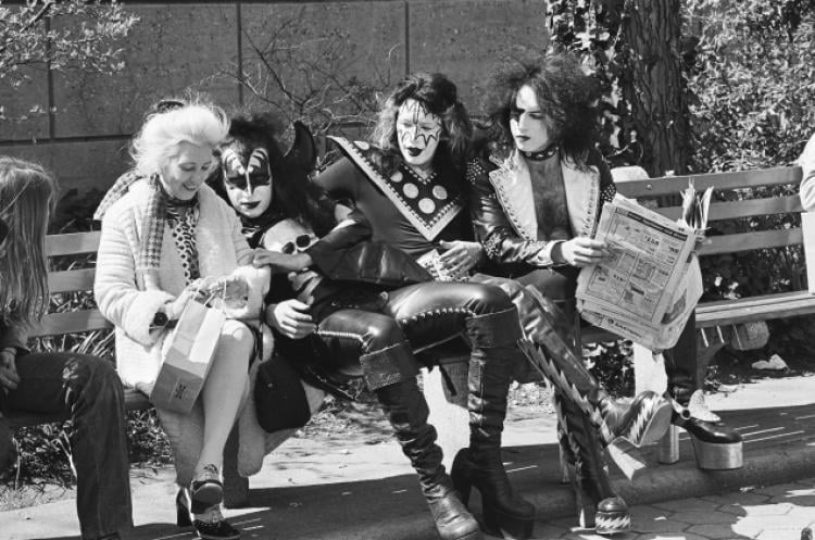 kiss25f-1-web.jpg