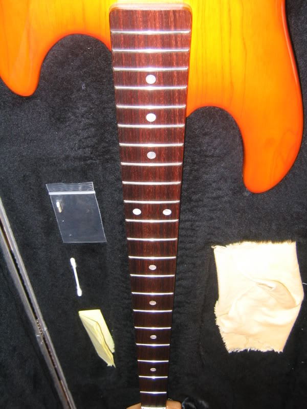 L2000fretboard001.jpg