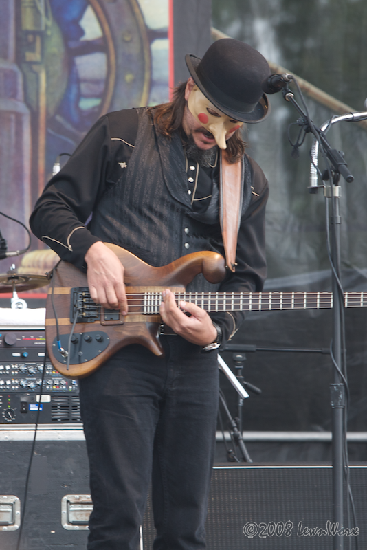 LNWX08-Bonnaroo-LesClaypool-01.png