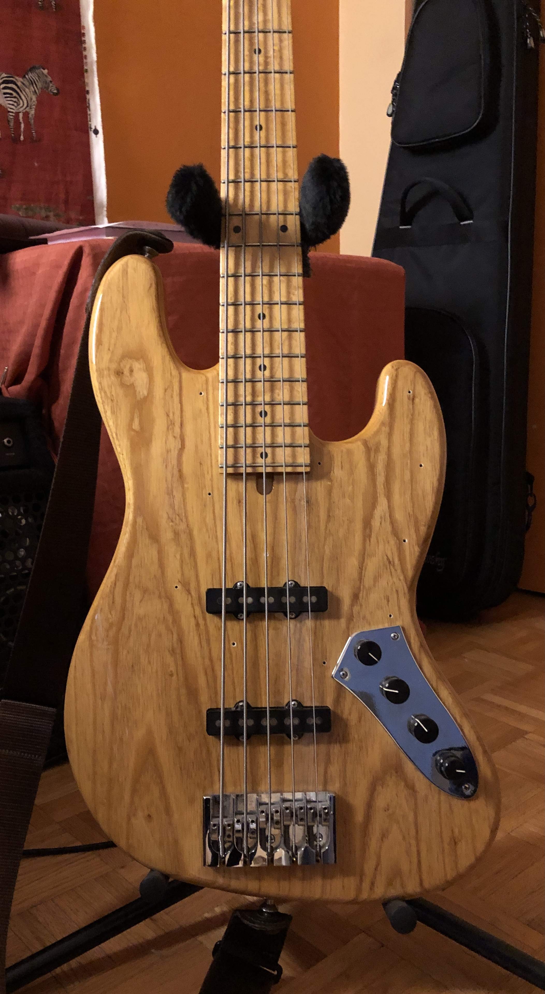 Lull no pick guard body.jpg