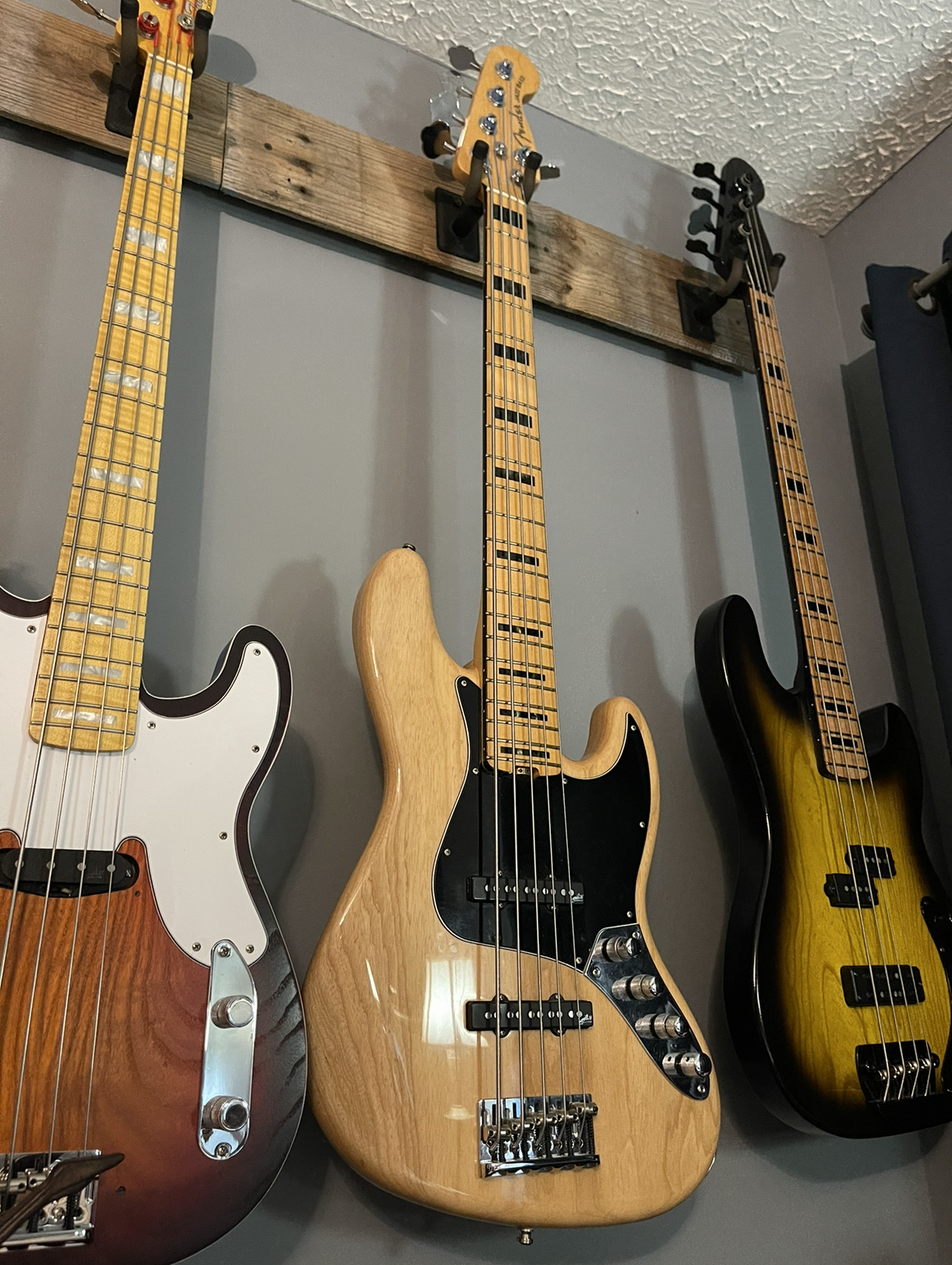 Maple neck Jazz Elite.png