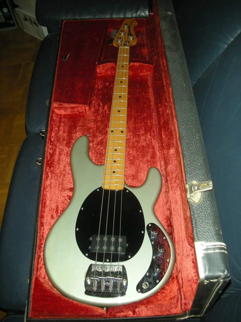 MusicManStingrayIncaSilver_zpscd67bb40.jpg