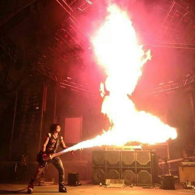 nikki-sixxbass.jpg