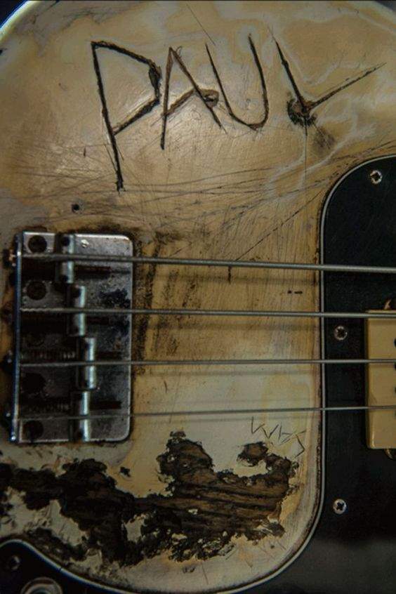 Paul_Simonon_bass.jpg
