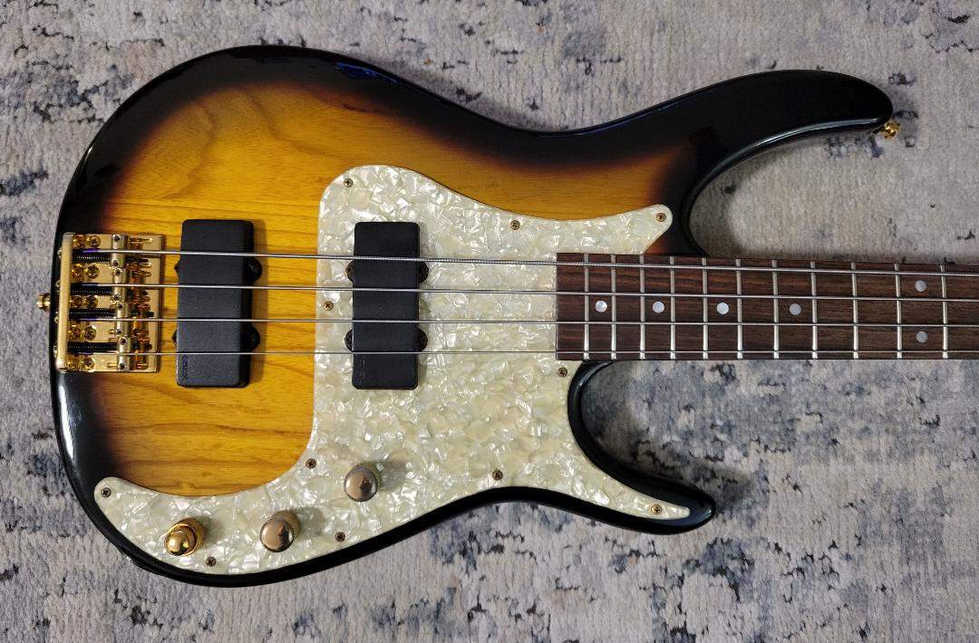 Peavey Axcelerator sunburst.jpg