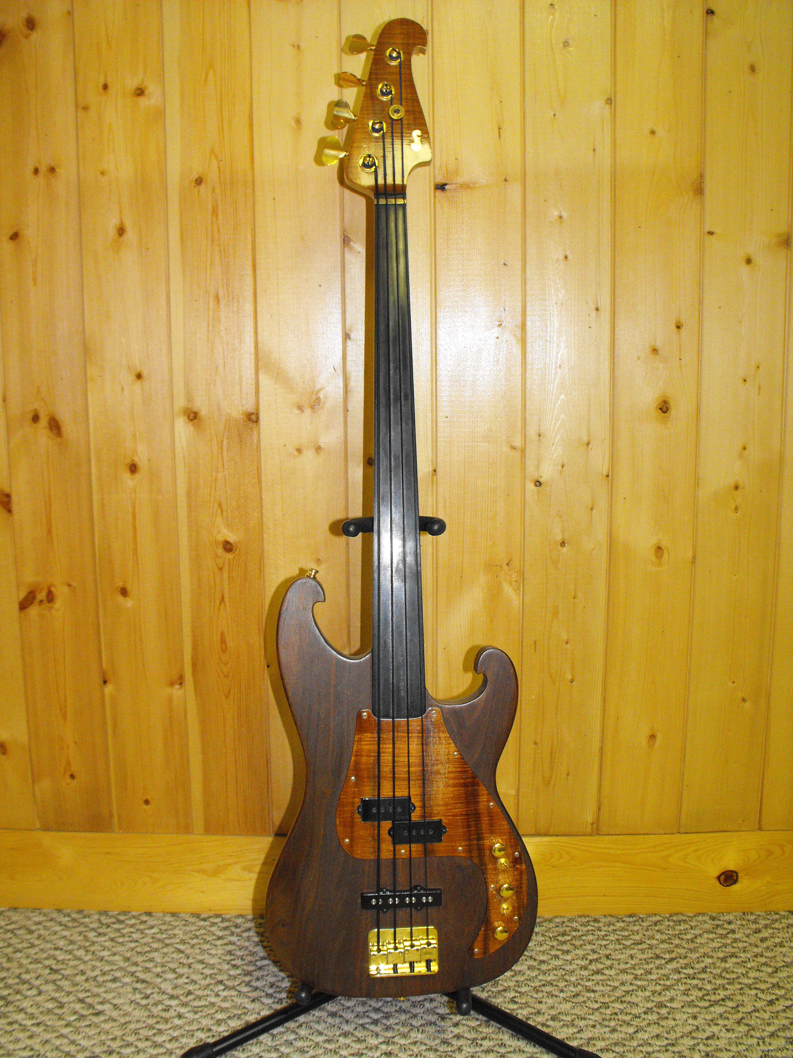 ProvostWalnutFretless_170117_001.JPG