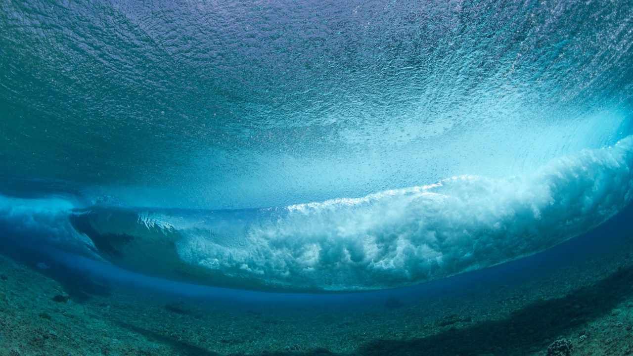 Pulled-back-wave-in-the-ocean_Pinterest-RICHINPIT.jpg